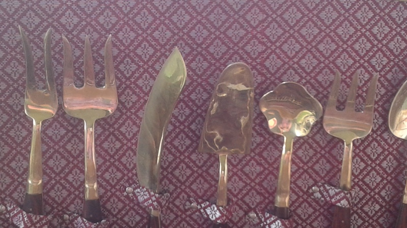 Siam teak and ? (brass/gold) cutlery set value Siam teak and ? (brass/gold) cutlery set value
